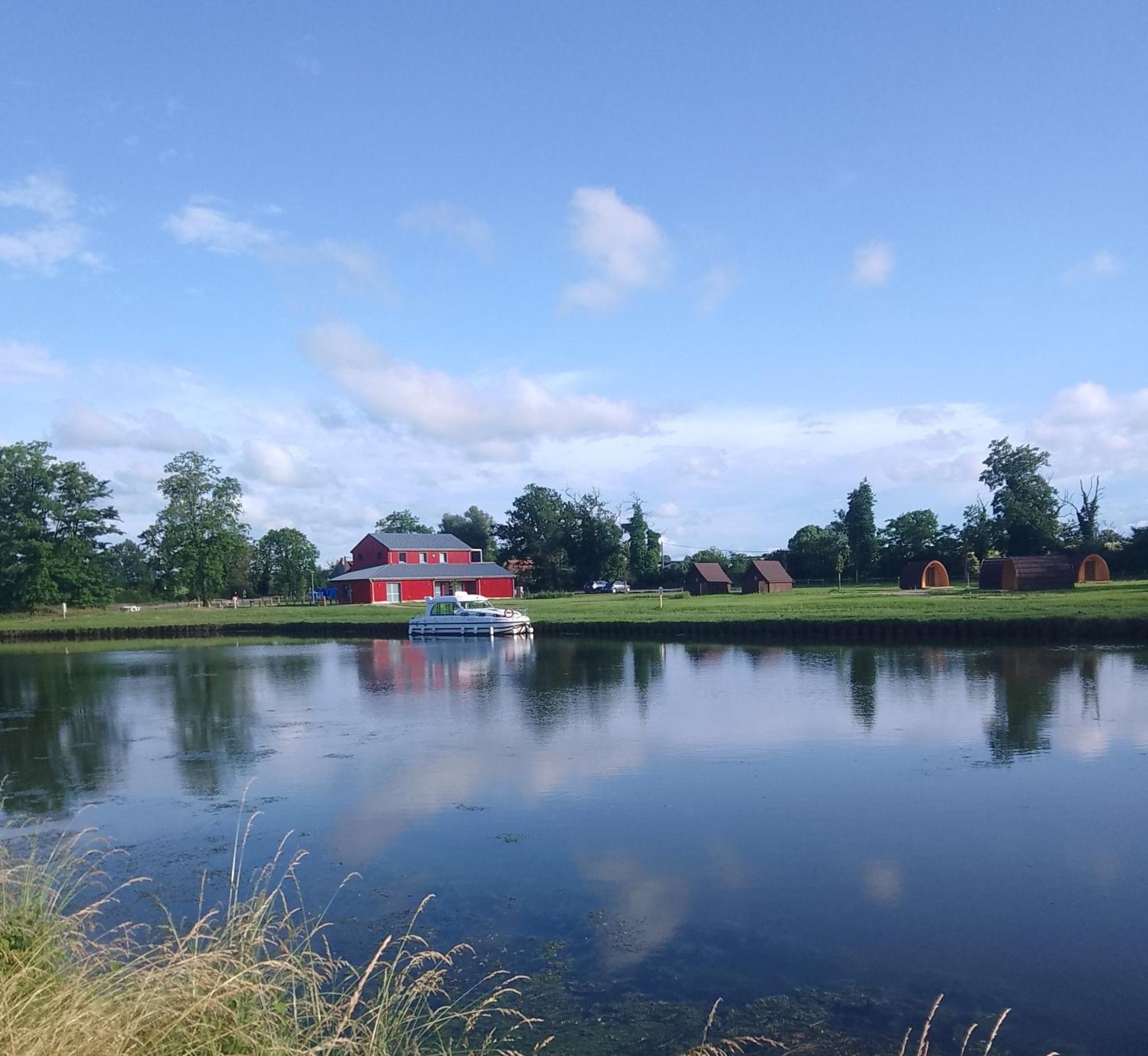 La Halte Du Canal Luthenay-Uxeloup Exterior photo